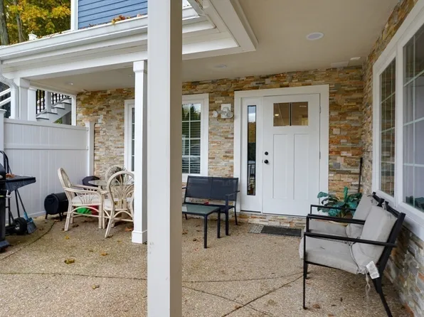 17 School St #A, Hudson, MA 01749