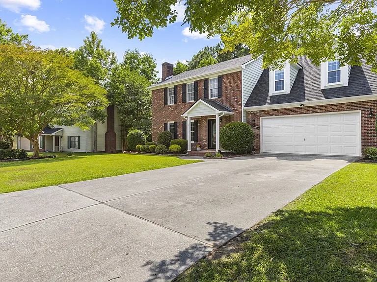 118 Archdale Dr — Photo 2