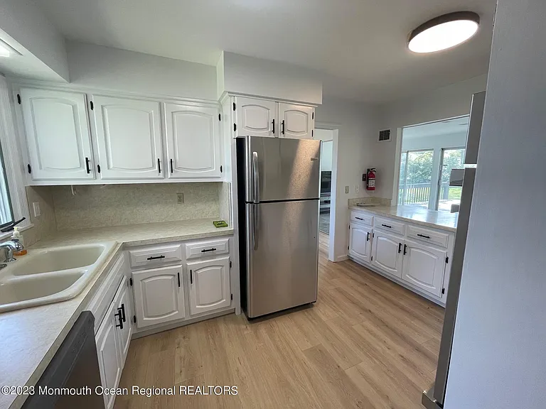 12 Greenbrier Rd — Photo 7
