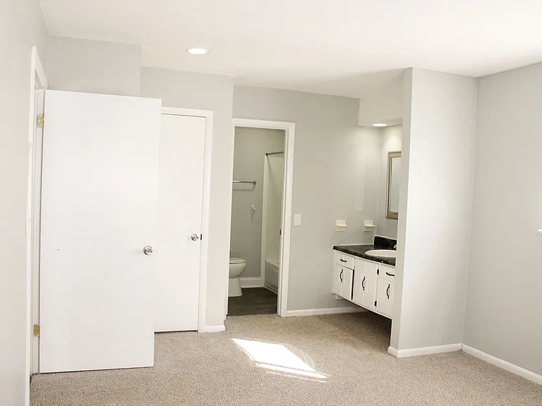 Willow Creek Apartments — Photo 4