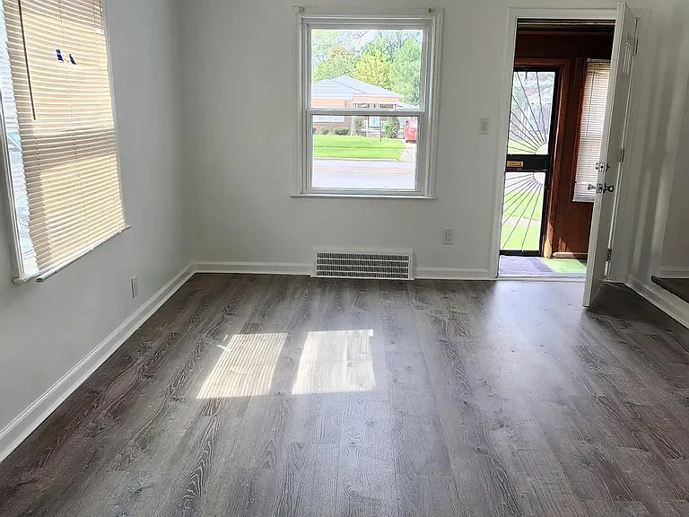 9024 Evergreen Ave — Photo 4