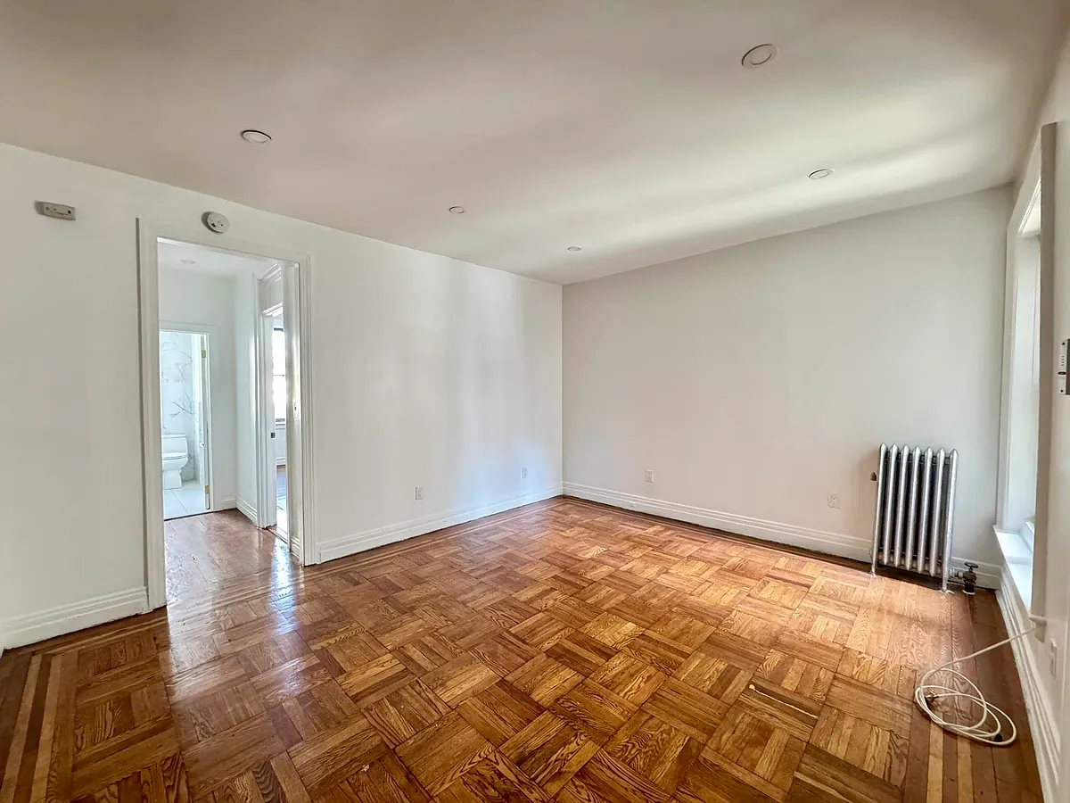 Building Photo - 510 W 190th St #1F