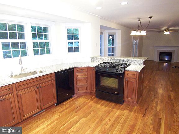 3rd image of 47 Live Oak Ln