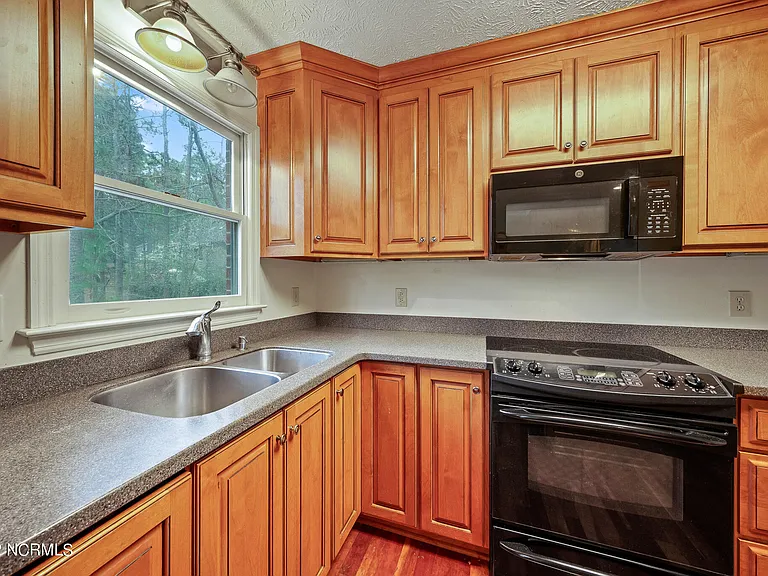 300 Clearfield Ln — Photo 8
