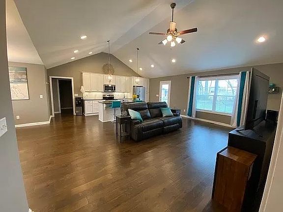 4th image of 816 Pleasant Meadow Ln