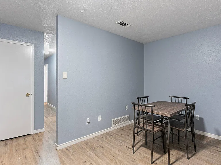Valleyglen Dr — Photo 5