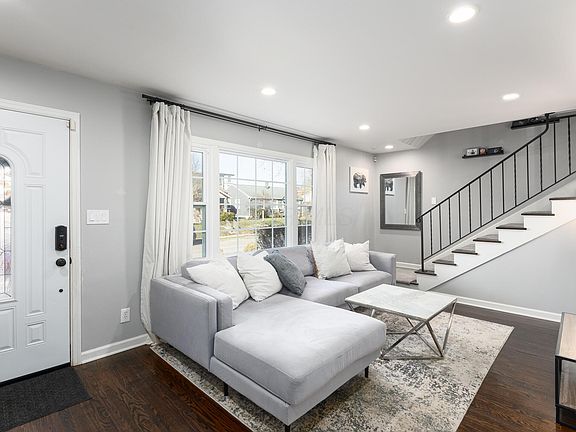 4th image of 1296 Hollywood Pl