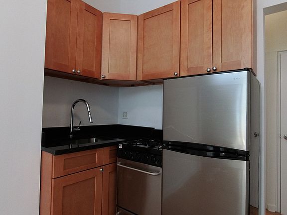 4th image of 271 E 10th St #4