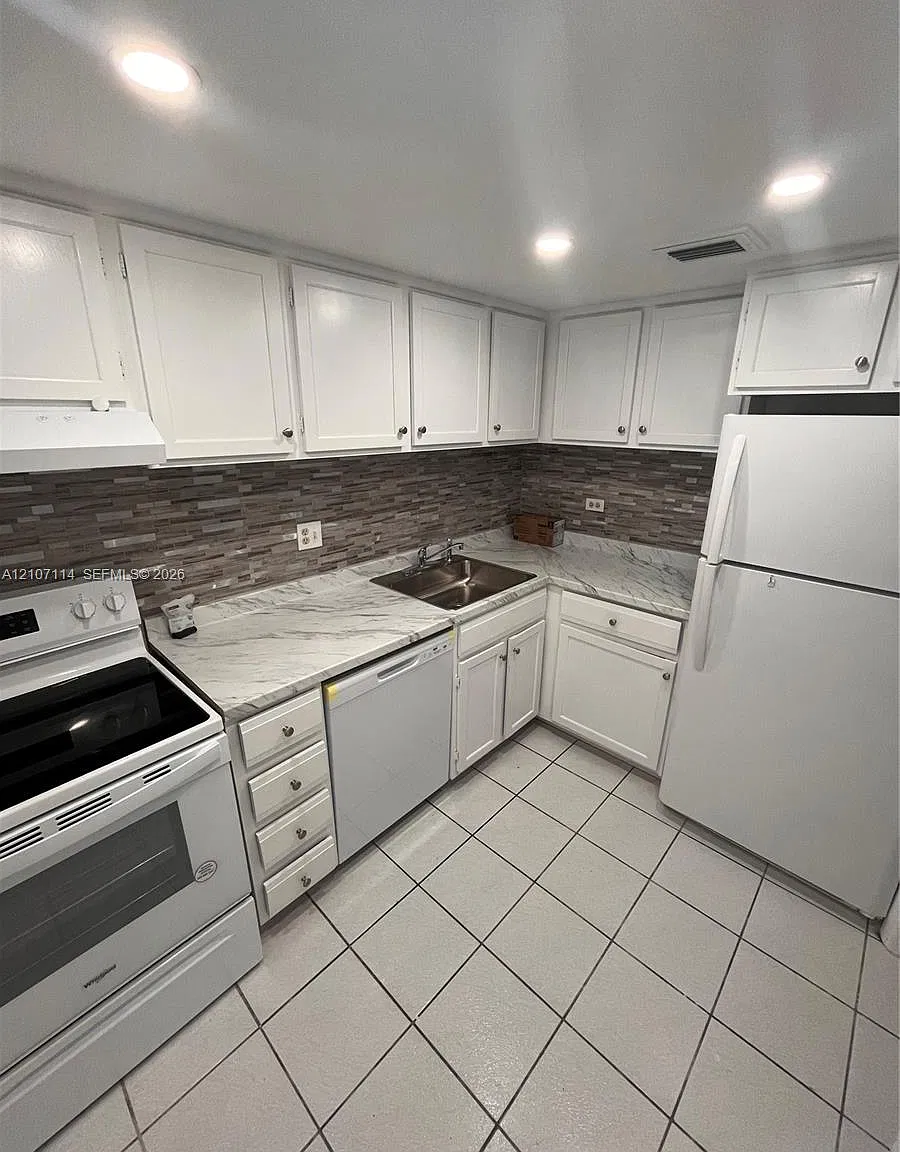 3650 Inverrary Dr — Photo 4