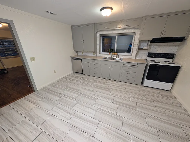 1318 W Huntsville Ave — Photo 14