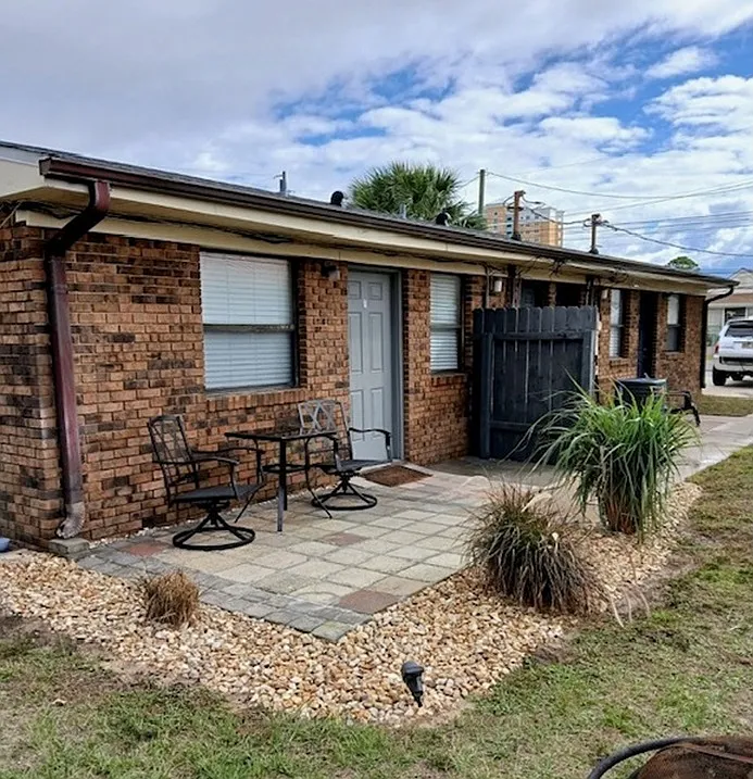 2 bed, 800 sqft, $1,300 — Photo 1
