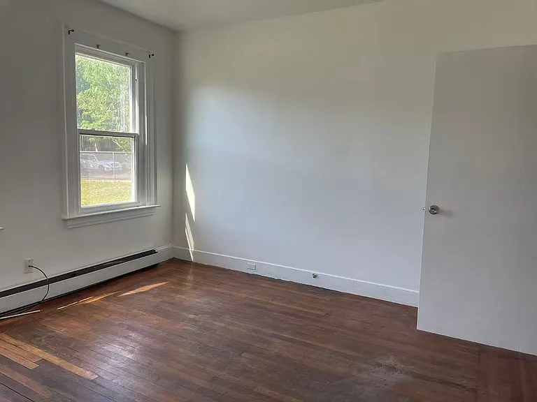 117-119 Hallock Ave #1R — Photo 5