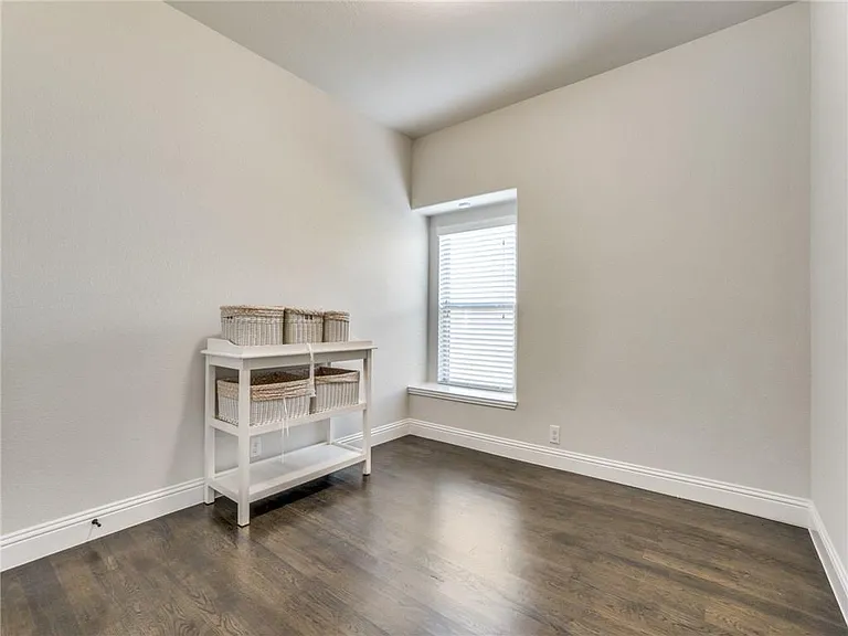 5517 Holloway Hl — Photo 17