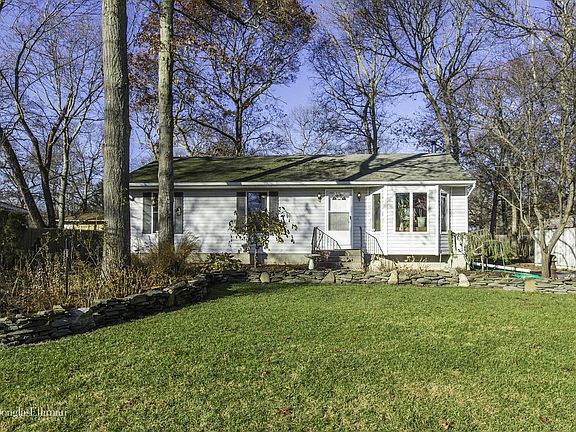 3rd image of 113 Moriches Ave