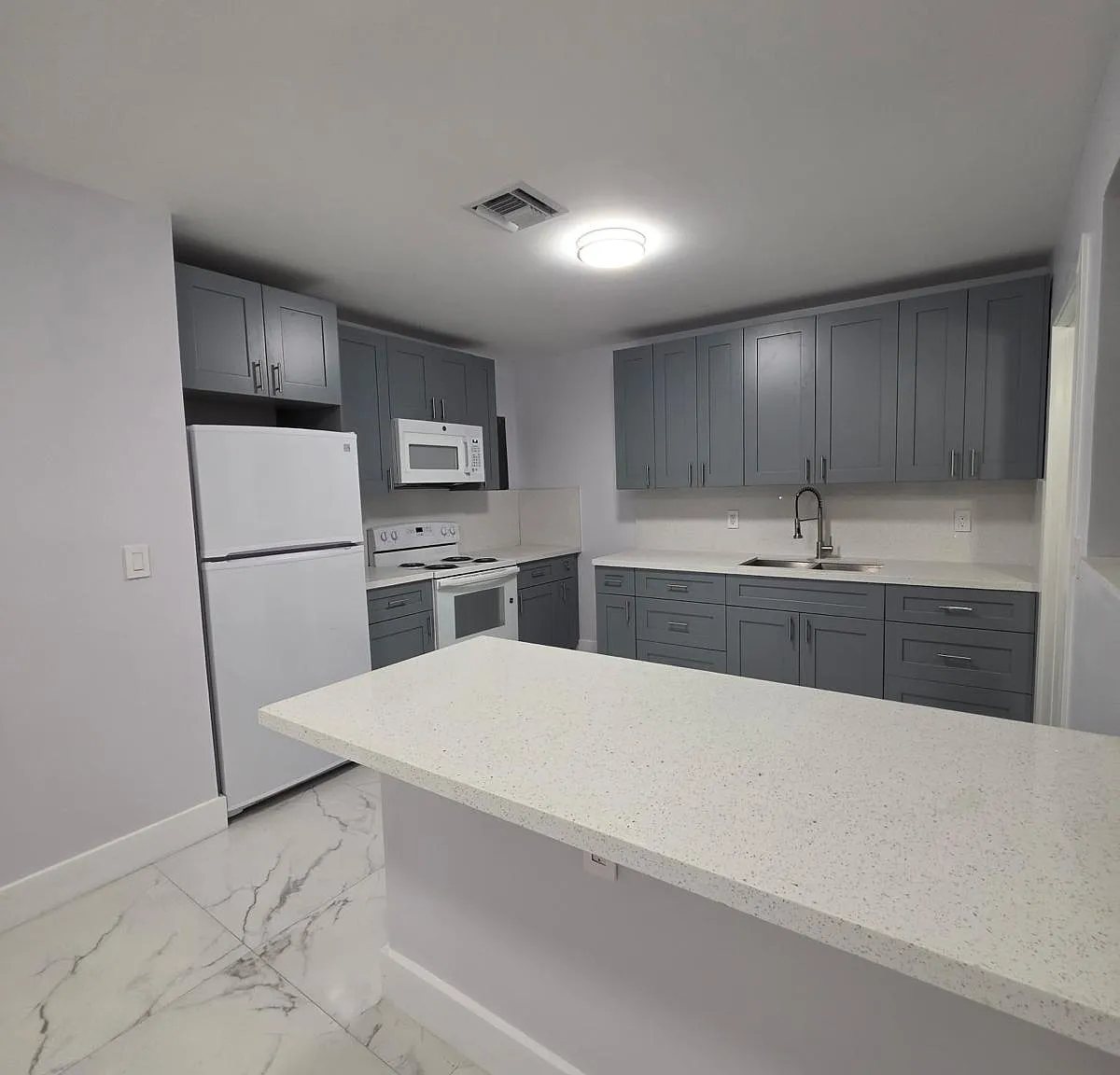 2 bed, 1000 sqft, $2,700 — Photo 2