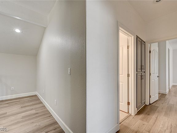 5th image of 128 Tilbury Ave