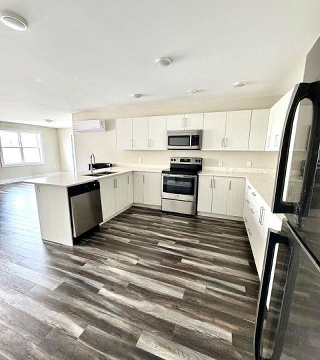1st image of 29 Stratford Rd #208