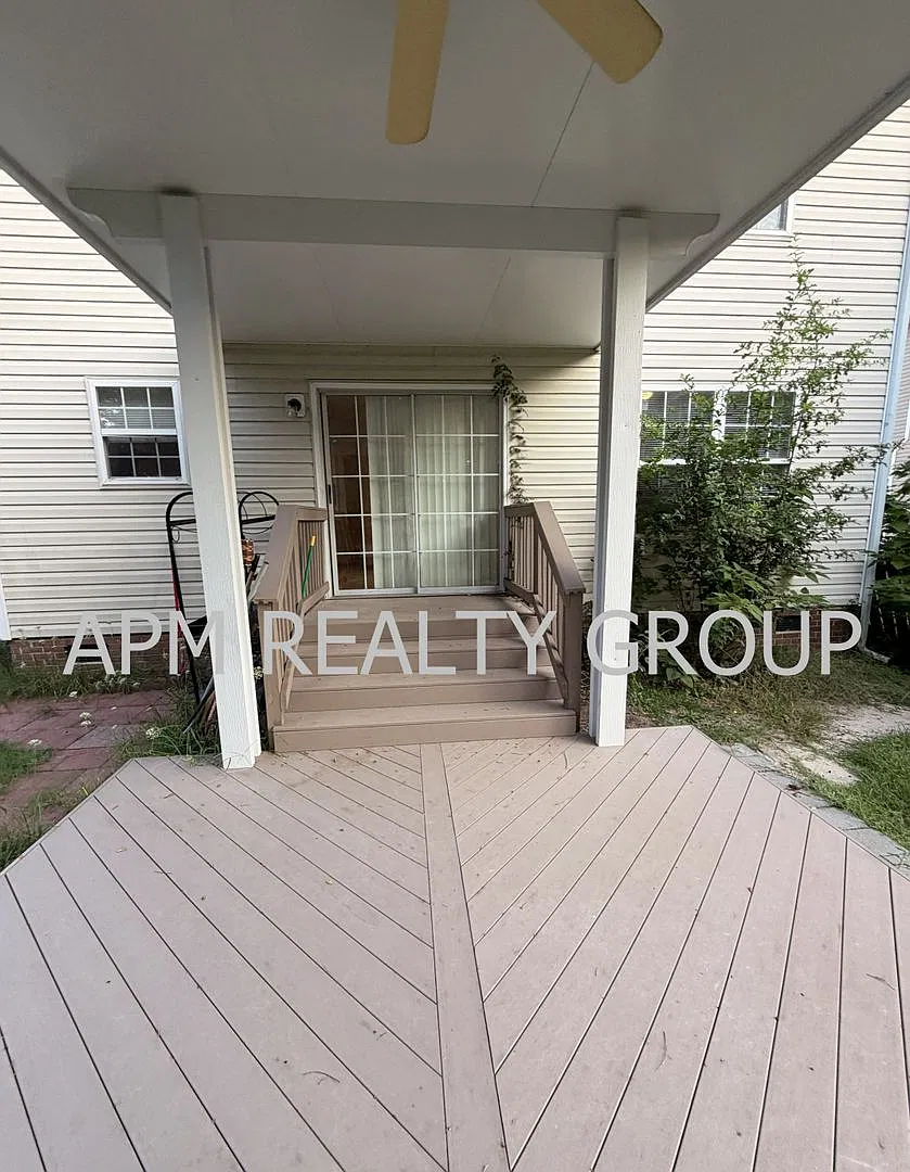 Spacious home with fenced in yard! — Photo 4