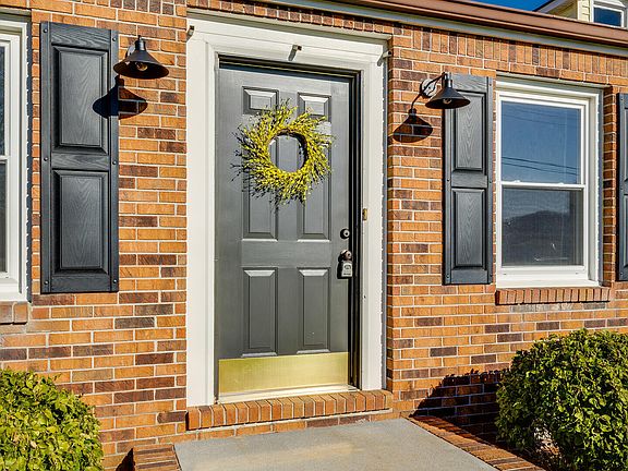 5th image of 109 Mayfield Dr #1