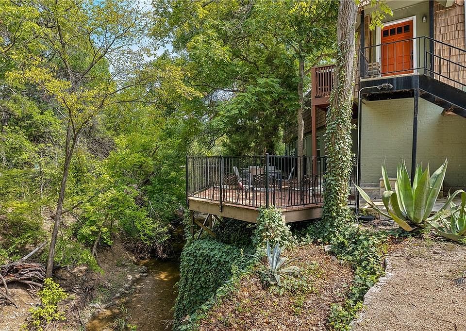 Private sitting area on Blunn Creek