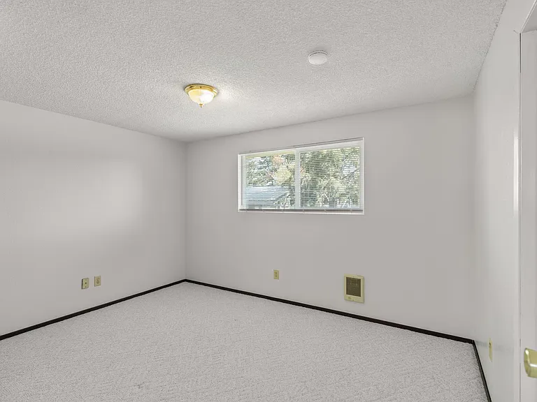 630 Bender Ln — Photo 17