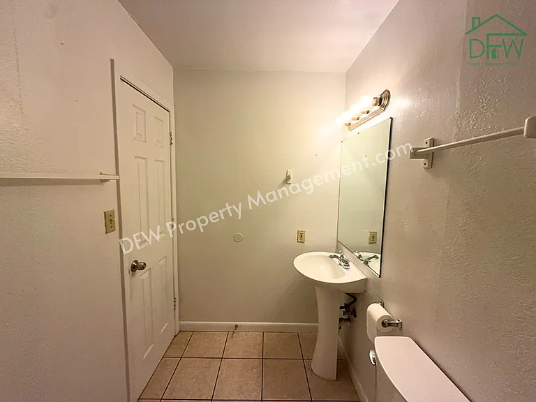 807 W Walnut St #C4 — Photo 16
