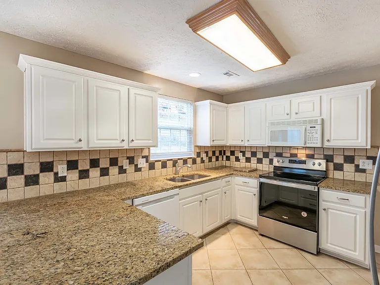 4716 Chepstow Dr — Photo 7