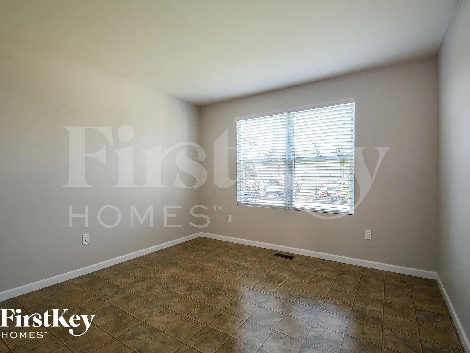 4 bed, 2.0 bath, 2280 sqft, $2,940 — Photo 3
