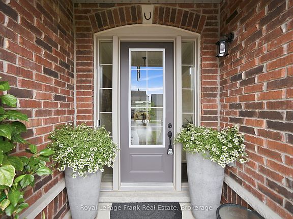 5th image of 60 Hennessey Cres