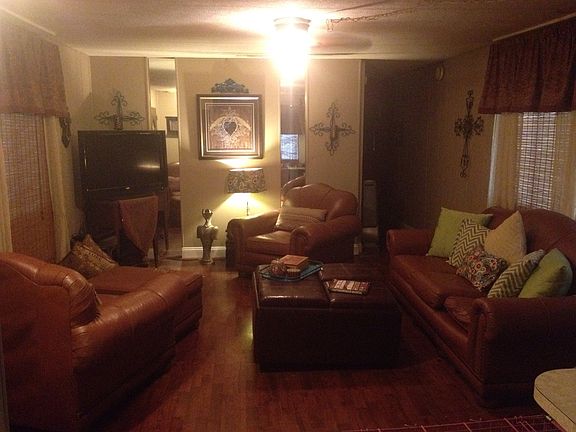 2nd image of 1208 Holly Ln