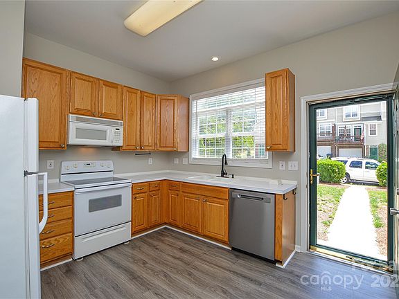 4th image of 105 Woodsong Ln