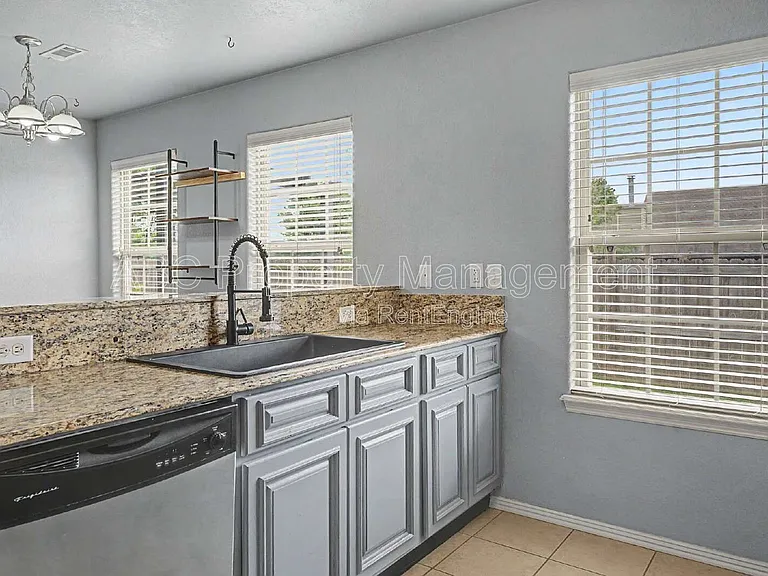 3801 SW Gibson Ave — Photo 4