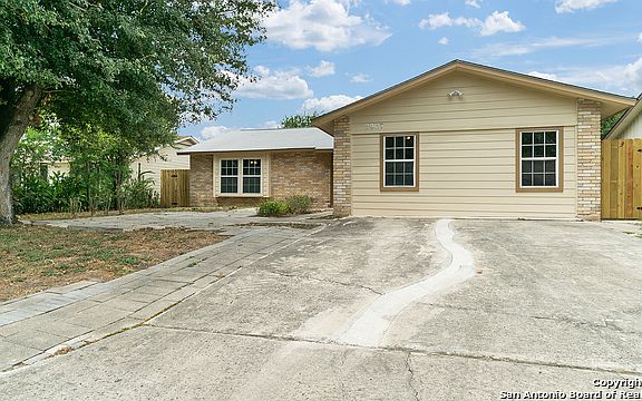 2nd image of 2907 Lakebriar St