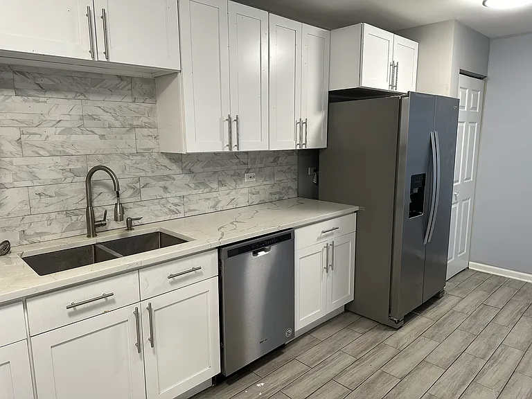 1032 Emerald Dr — Photo 2