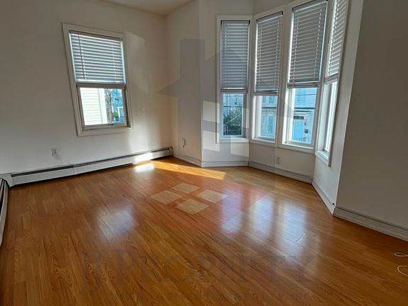 5th image of 77 Waverly St Floor 2