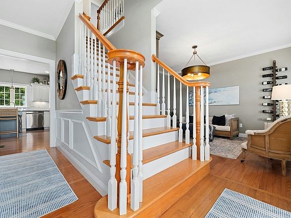4th image of 54 High Point Dr
