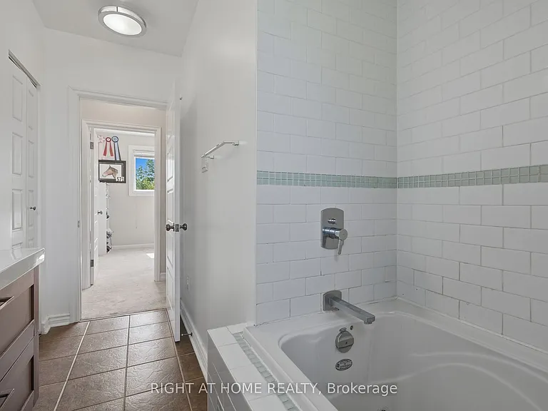 2346 Edwin Cres — Photo 25