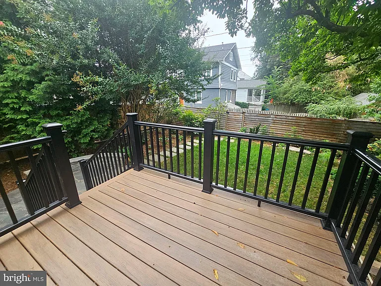 102 E Oak St — Photo 14