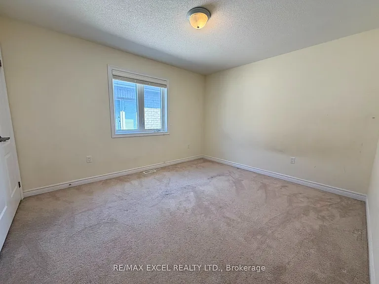 27 Manston Cres — Photo 8