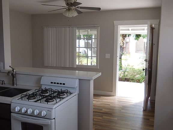 4th image of 337 N Glendora Ave #C