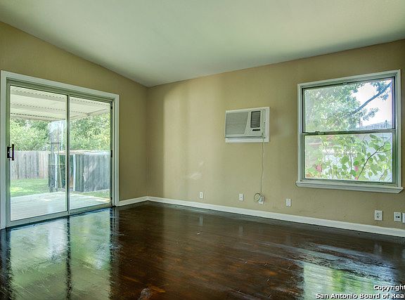 5th image of 547 Gilbert Ln