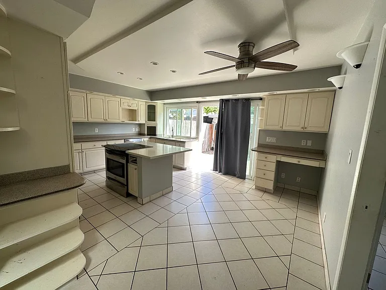 1058 Awawamalu St #E — Photo 17