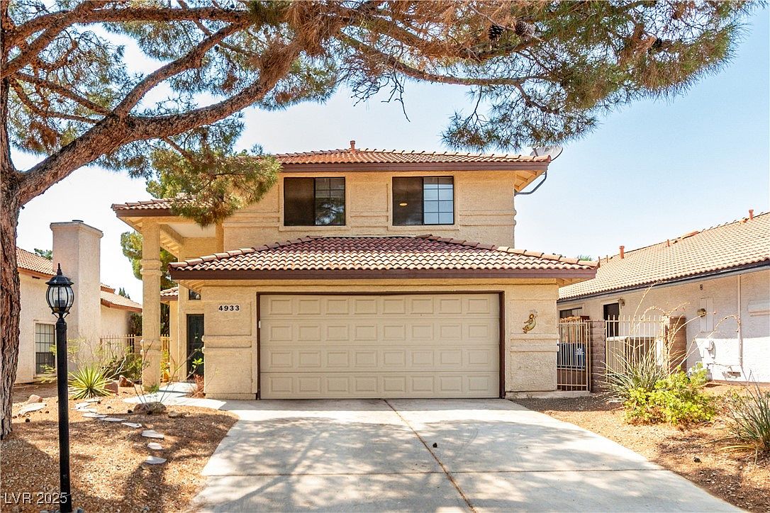 4933 Fiesta Lakes St