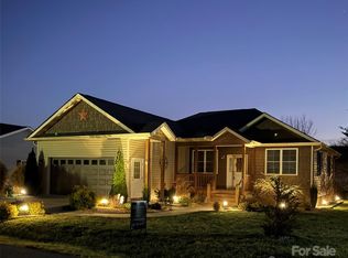 371 Beechnut Dr, Hendersonville, NC 28739