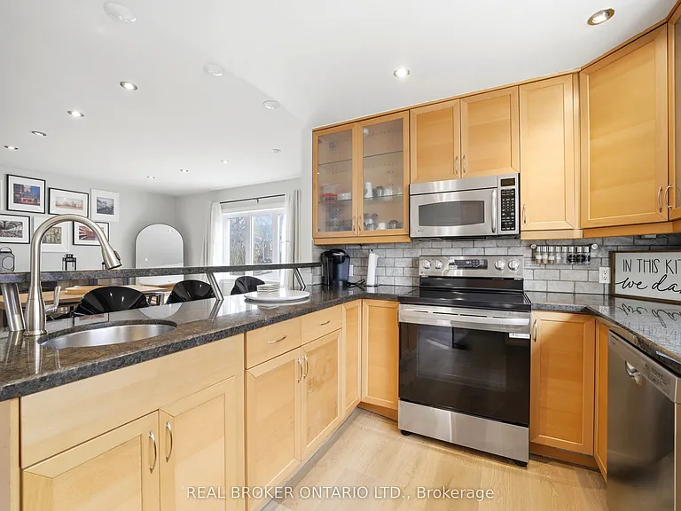 24 Glenburn Ave #UPPER — Photo 8