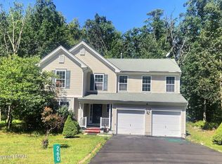 260 Kensington Dr, Bushkill, PA 18324