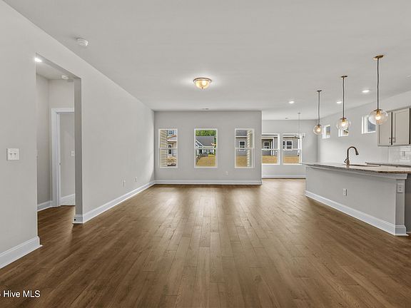 4th image of 1092 Rosefield Way NW