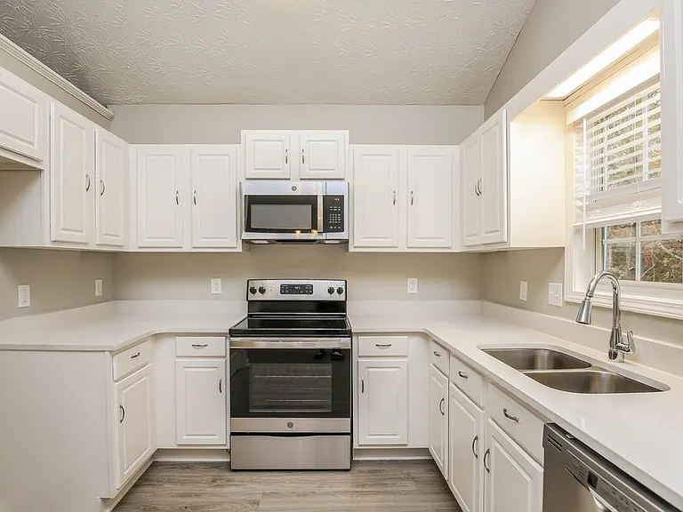 5539 Princeton Oaks Ln — Photo 9