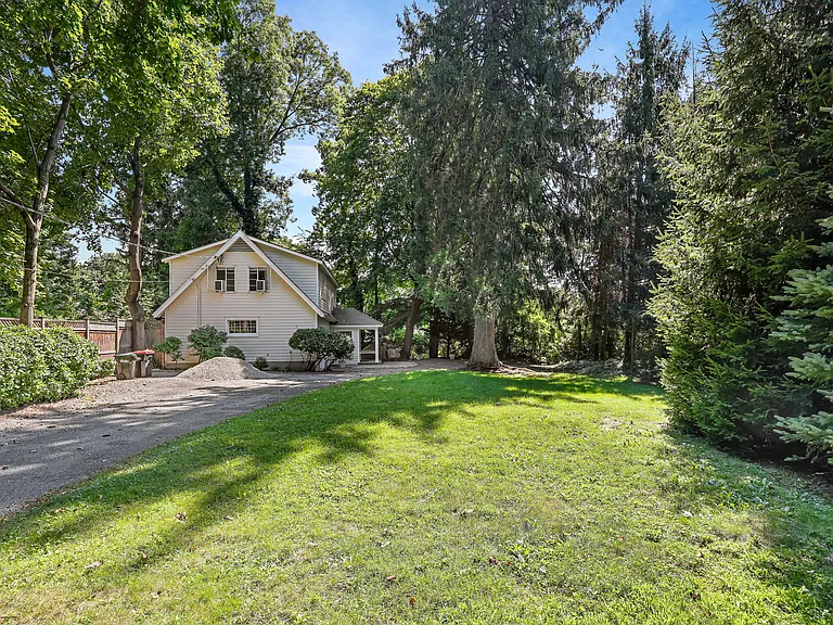 14 Grove Ln — Photo 32