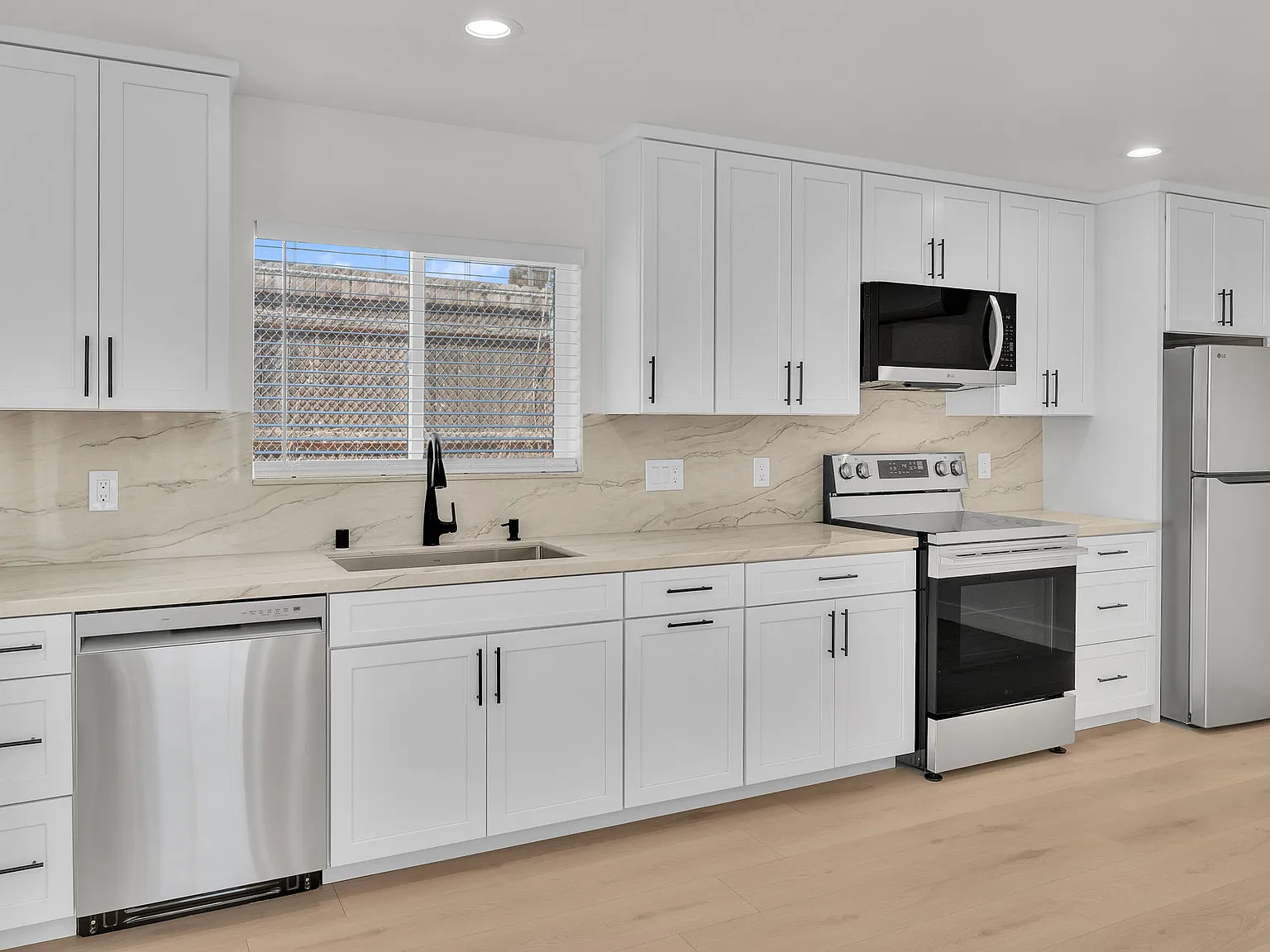 2 bed, 900 sqft, $3,200 — Photo 4